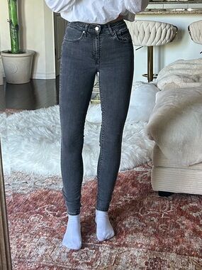 Levi’s 721 High Rise Skinny Jeans in Charcoal